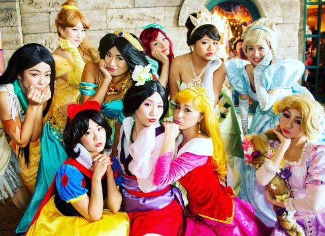 原创真人cos迪士尼公主贝儿身材绝佳灰姑娘的长裙我爱了