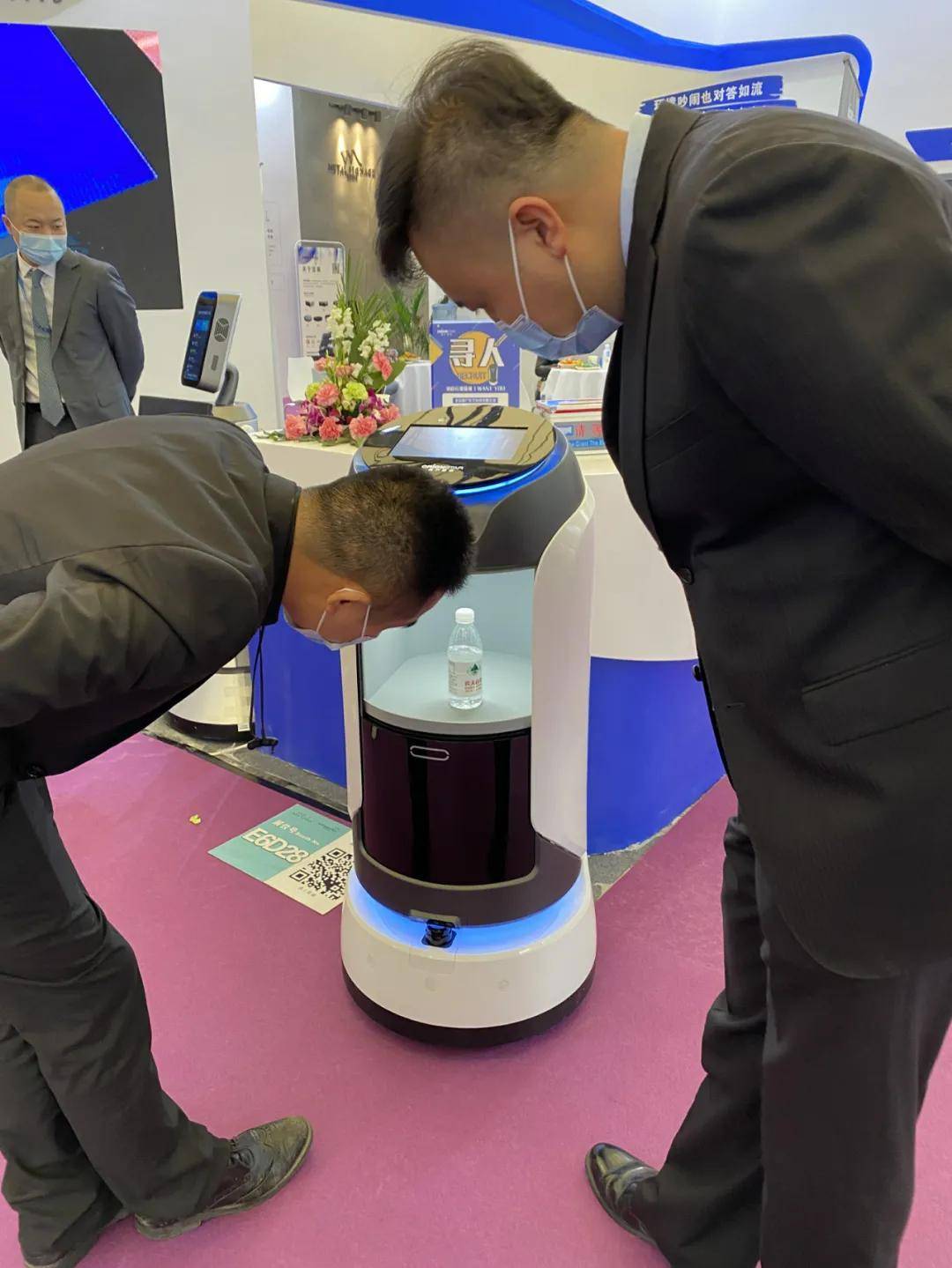 参展人员正在体验机器人豹小递sky(酒店版)童宁:人工智能机器人的发展