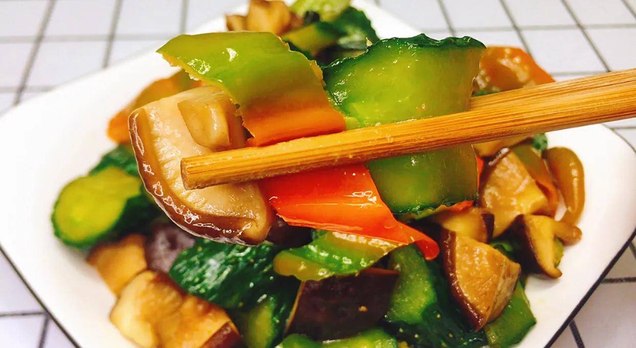 清香味美营养丰富的黄瓜炒香菇的家常做法口感脆嫩开胃助消化