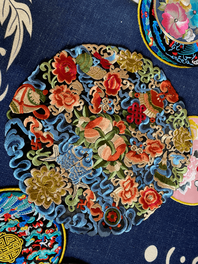 用12个日夜绣制而成是由50余名东乡绣娘共有400多块绣片模特们展示的