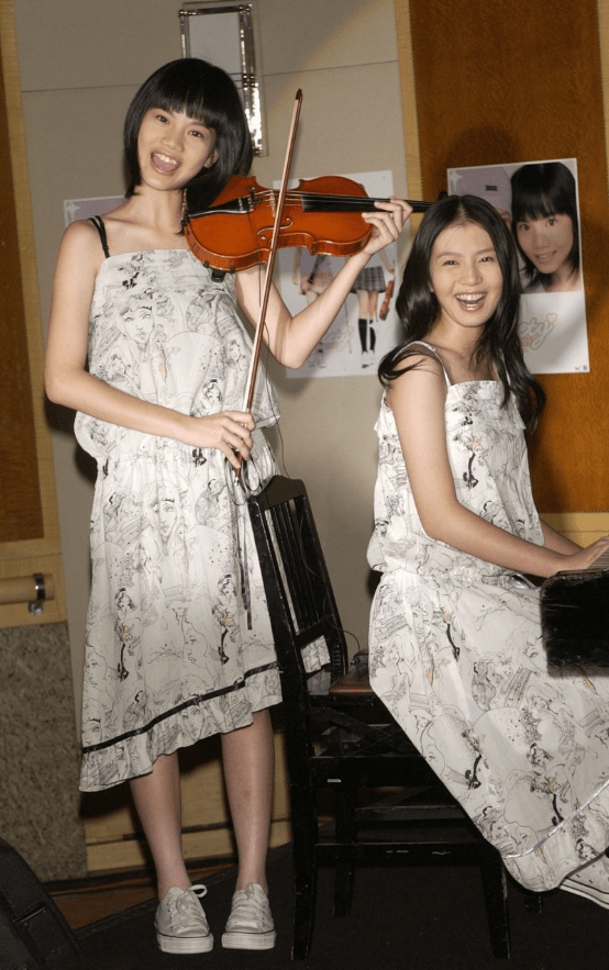 "阿奴"刘品言大变样,脸部肿胀有塑料感,穿低领衣俯身秀上围