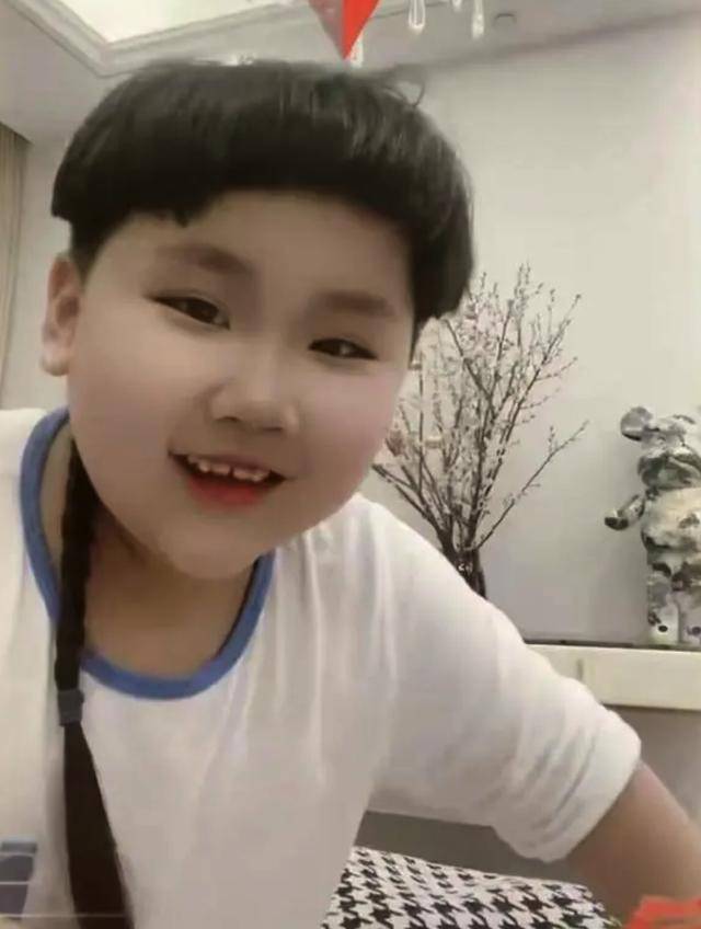 德云社封箱演出观众如云,郭德纲小儿子登台献花,长辫及腰