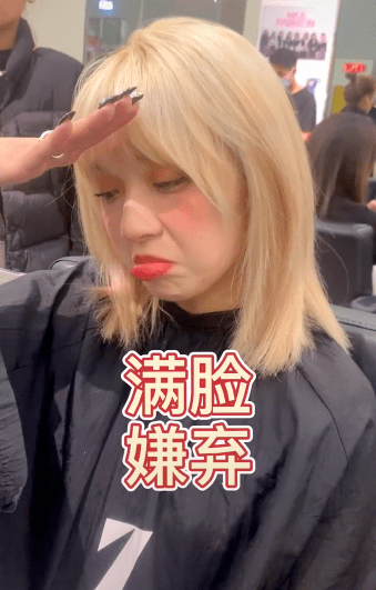 原相机下的机智张五官精致,皮肤白皙细腻有光泽,脸上