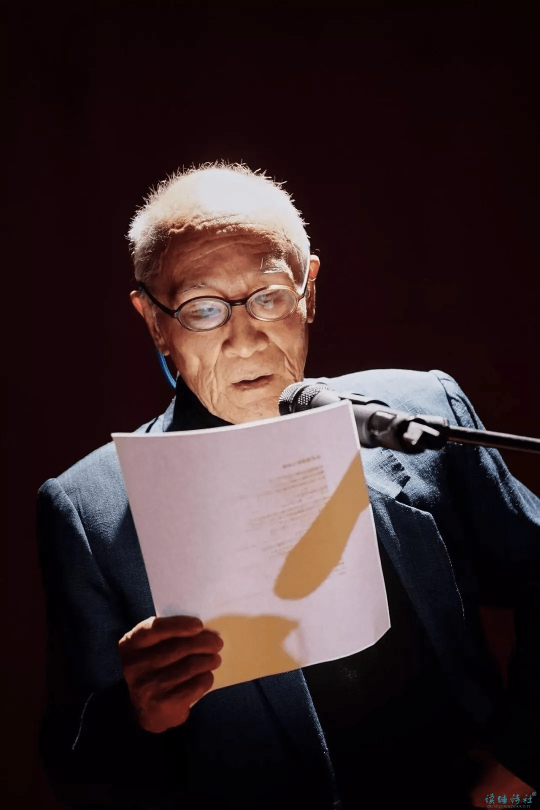 谷川俊太郎(shuntarou tanikawa,1931-)是日本当代著名诗人,剧作家