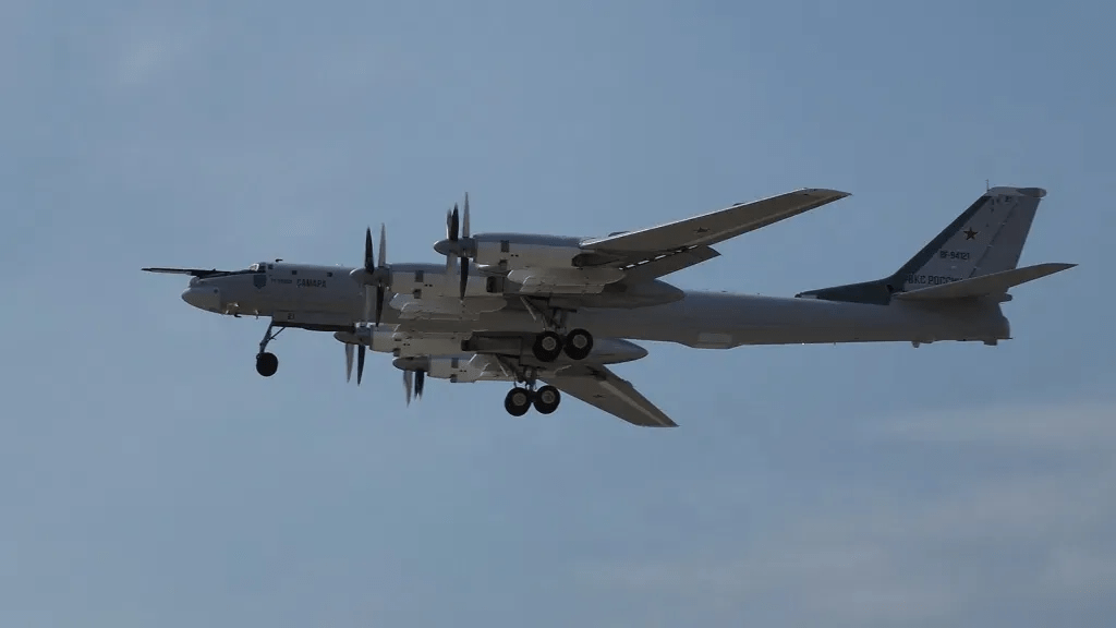 经典之作,图-95mc战略轰炸机是俄"家底"装备!_远程