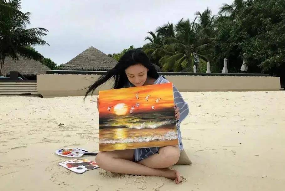 张子枫手绘版海报火上热搜:画风太可爱了吧_作品