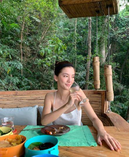 林峰前女友吴千语海上冲浪黑色连体衣秀魔鬼身形筷子腿好惹眼