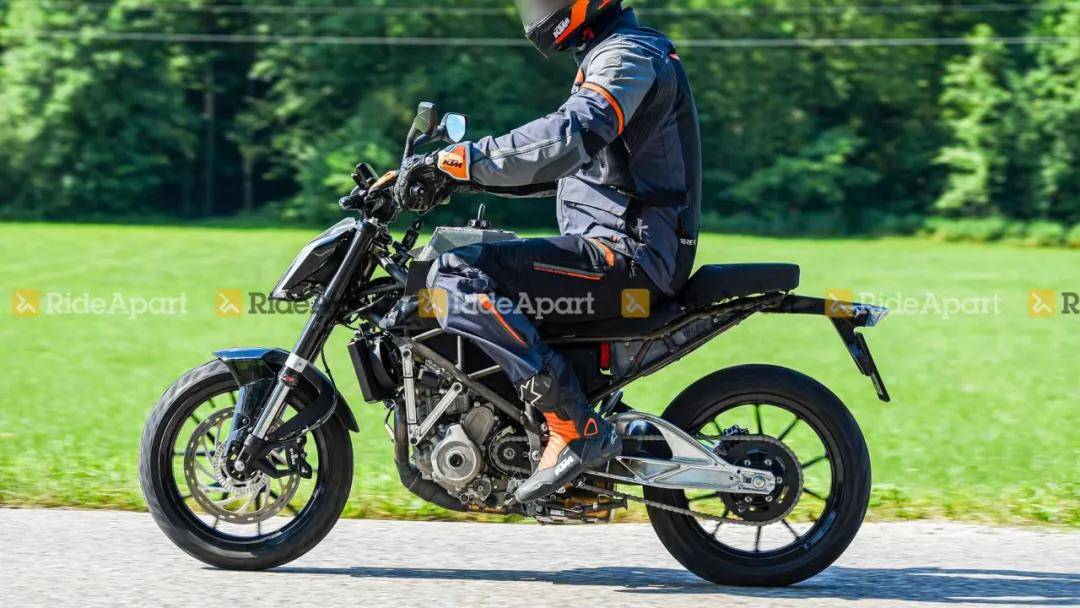 新款ktm125250duke谍照曝光车架减震平叉大改款