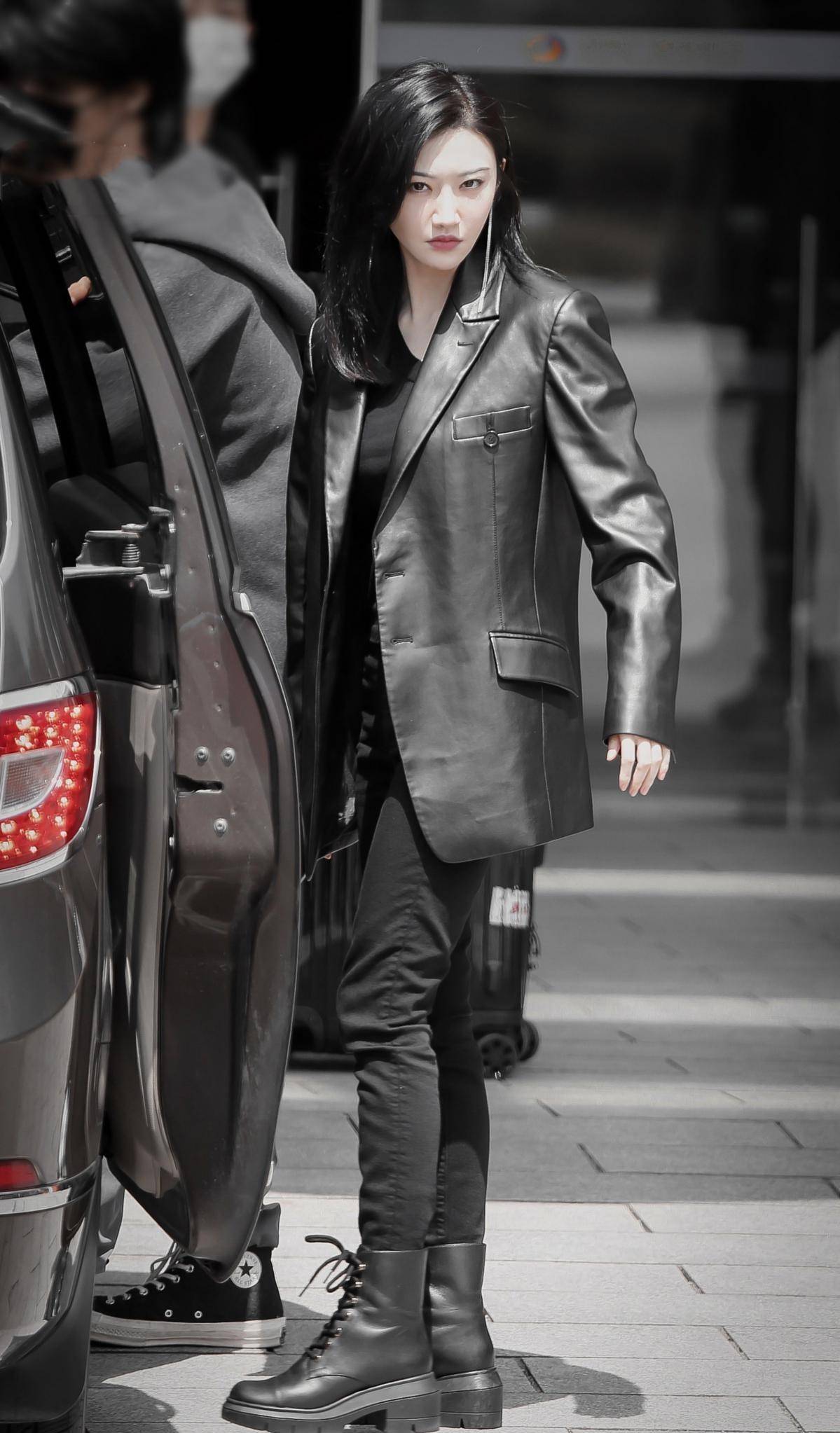 景甜录快本再扮女王大人穿黑皮衣还不够又踩马丁靴真飒