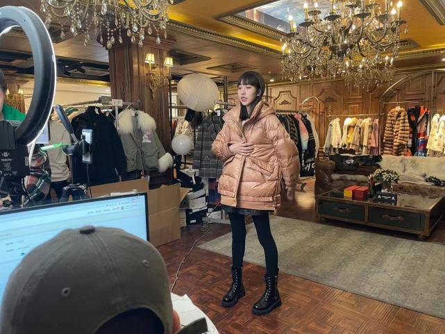 比肩薇娅亨帝诗717快手直播团队日销28万单成皮草头部ip