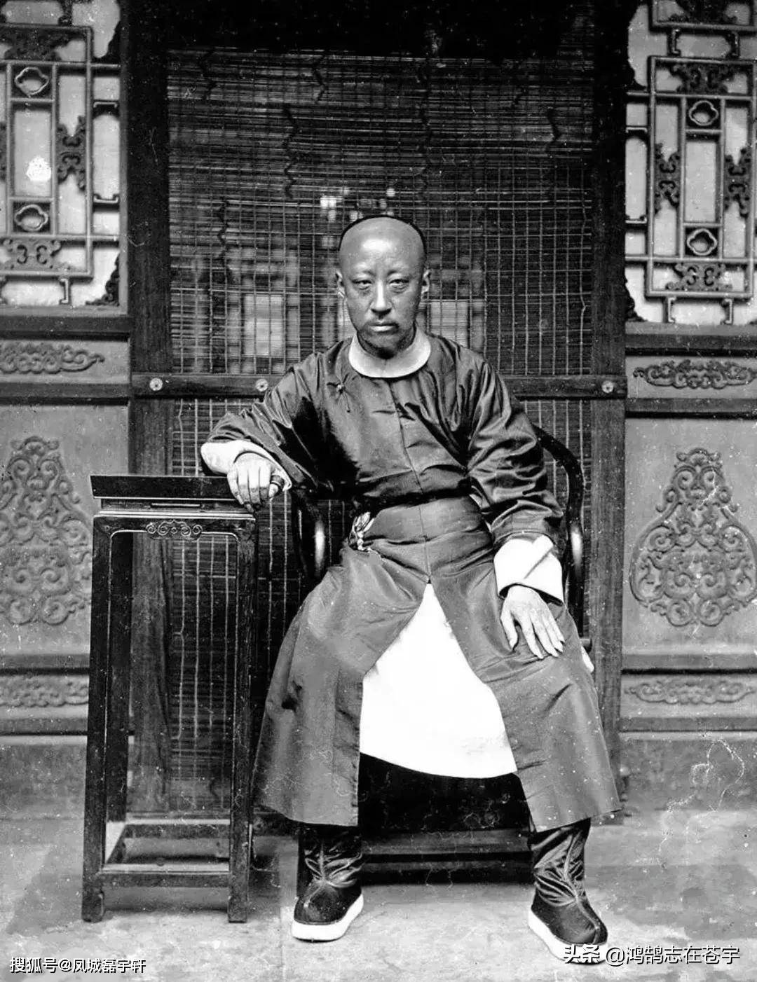 清末照片衙役衣着寒酸恭亲王面如土官员跪拜一幕如芒刺背