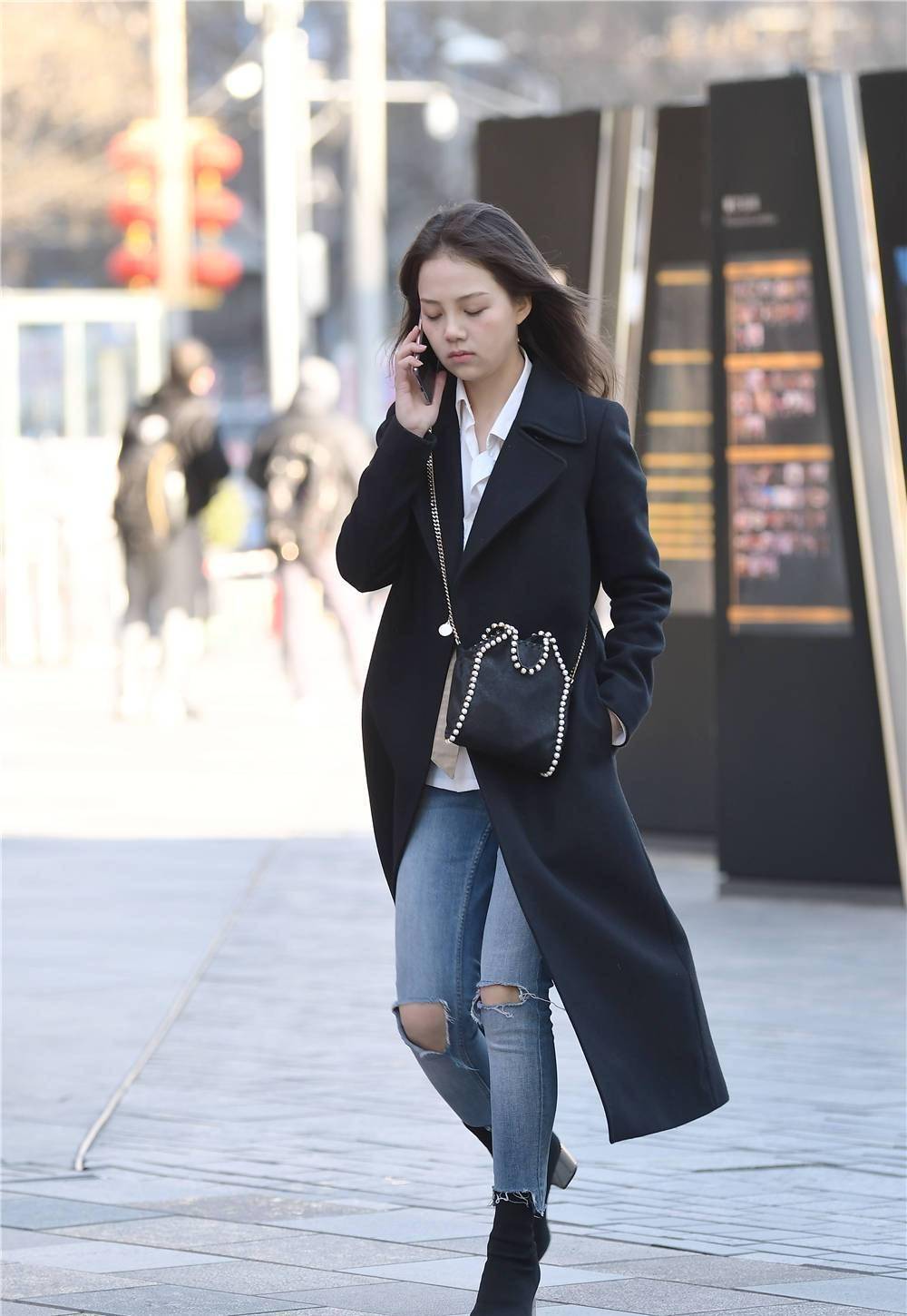 早春时节,牛仔裤搭配短靴,可以穿出休闲,也可以穿出时尚大气