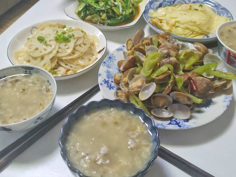 我家晚餐,三菜一湯還有主食,清淡營養,進門就開飯