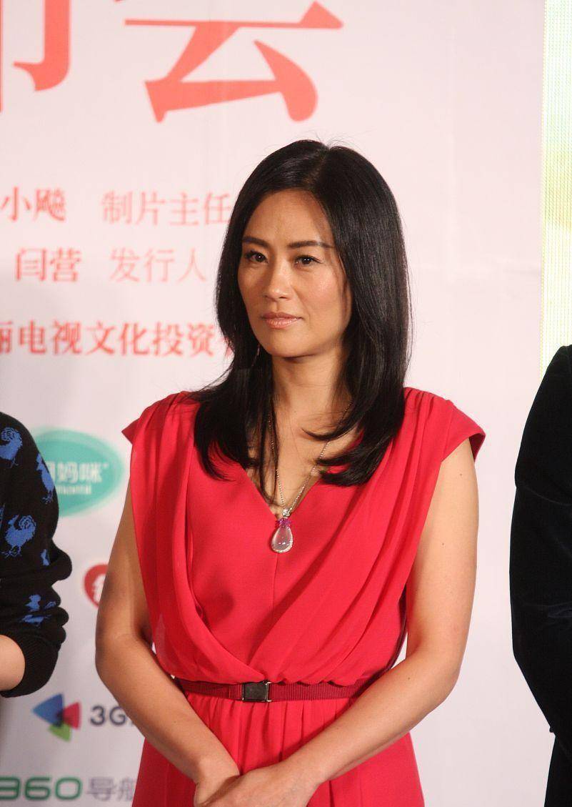 邬君梅与孙俪同框,一个穿红一个穿黑,光看气质看不出16岁年龄差