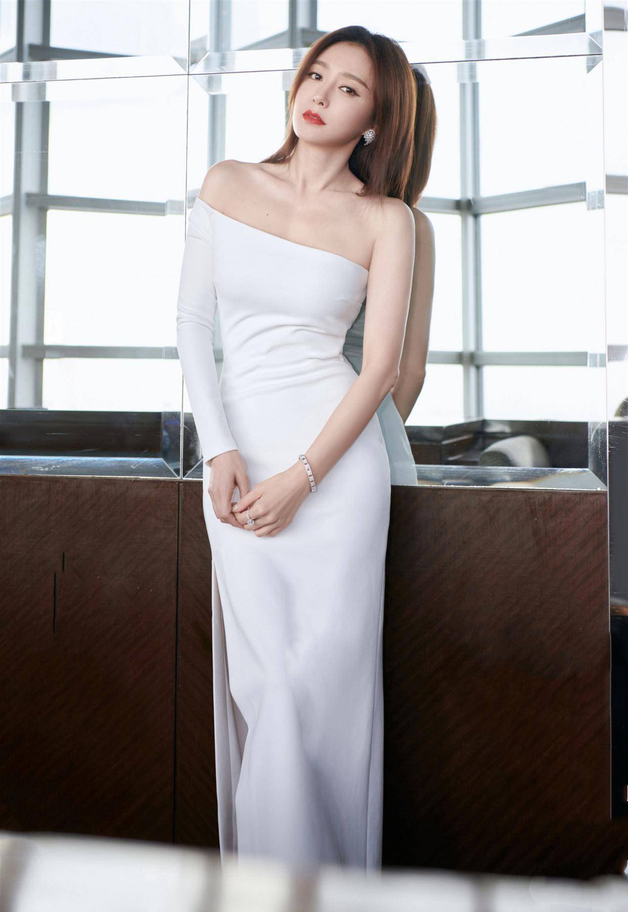 这才是逆龄女神穿斜肩晚礼服装小仙女感完全不像41岁