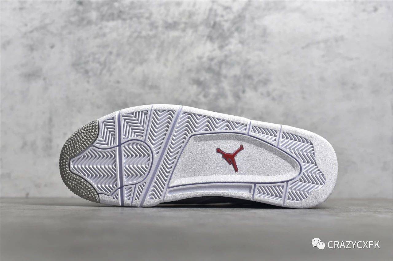 配上鞋舌的红色 jumpman logo,灰色鞋带孔与中底均缀有黑色泼墨