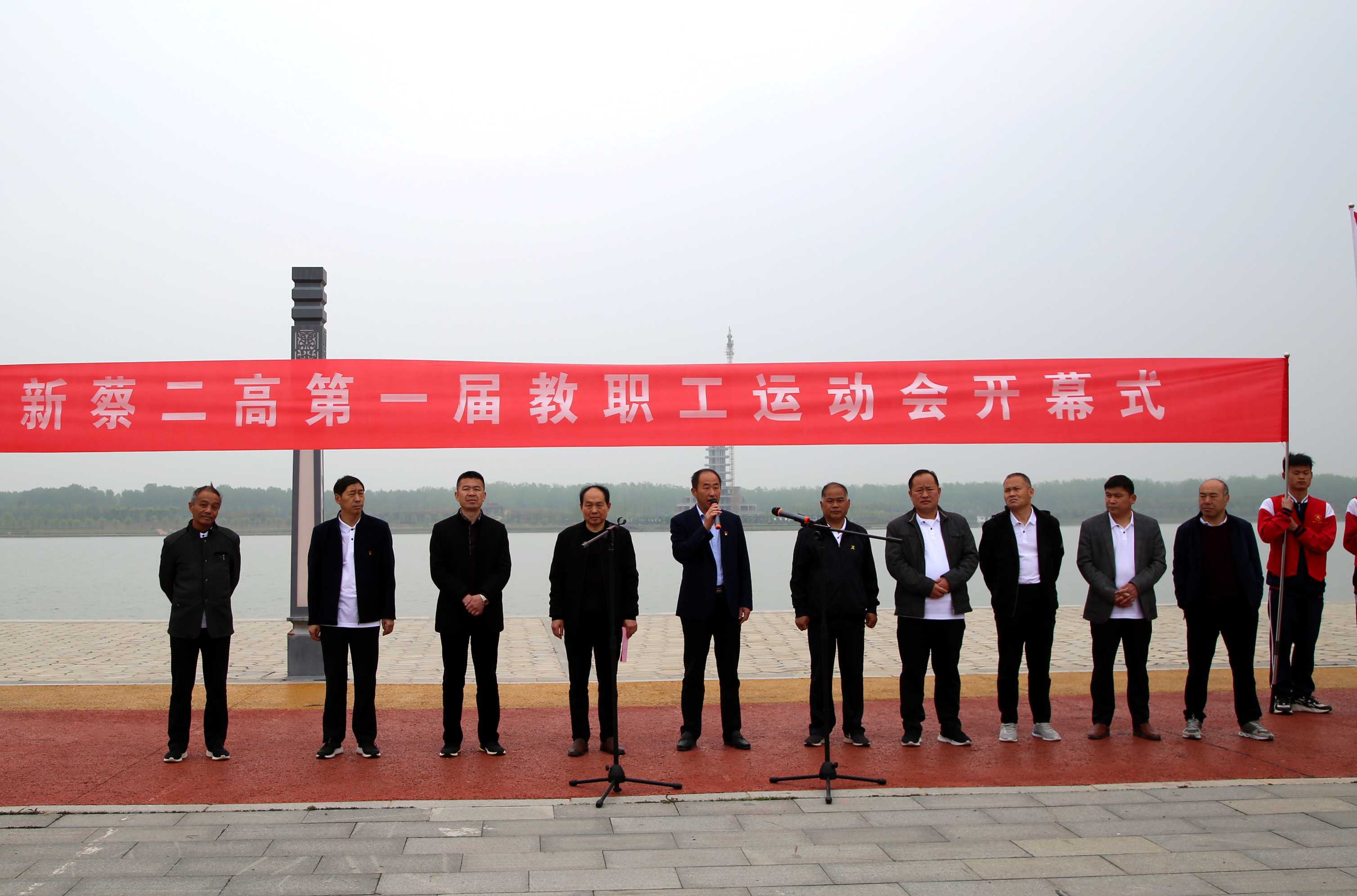 县二高学校领导,运动员和优秀班部参与开幕式,开幕式由蔡明伟校长主持