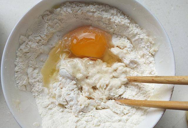 爱吃油条不用买,家有面粉鸡蛋就能做,酥脆空心,比烧饼简单多了_面团