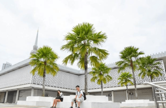 马来西亚吉隆坡白色清真寺，景色优美
