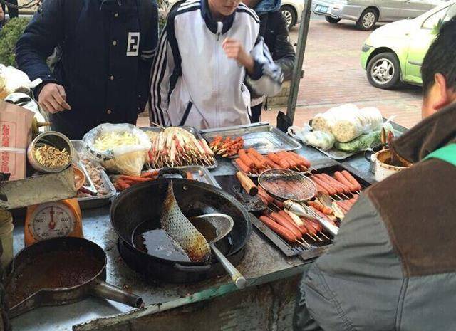 学校门口常见的小吃,价格便宜,味道还不错,却遭到家长集体抵制_手机