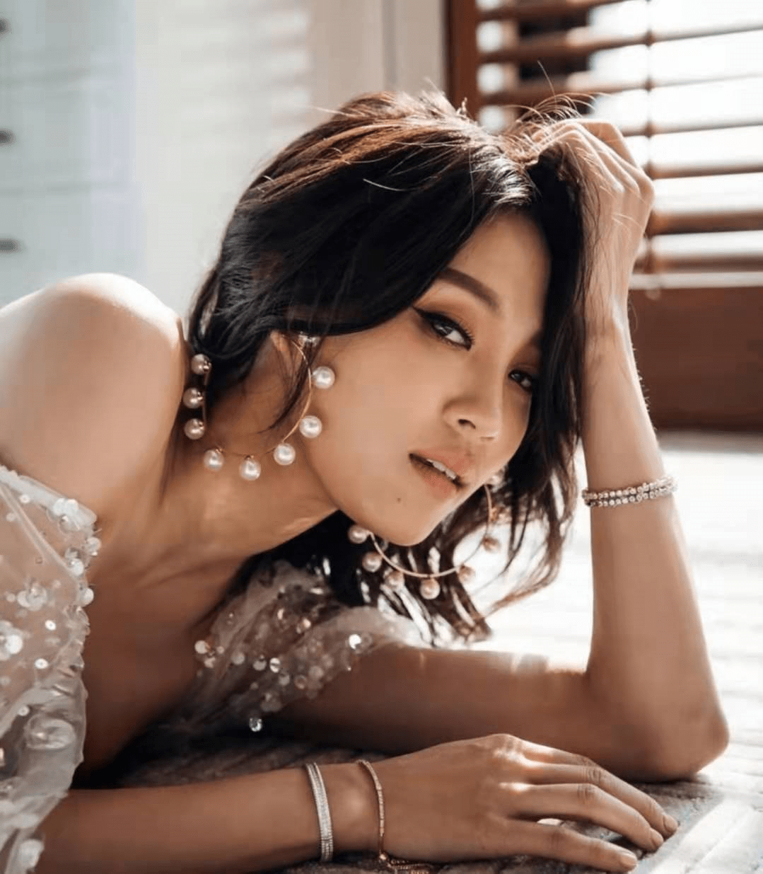 乖乖女形象,tvb上位小花低胸露背晚装上阵,留影纪念28岁生日_苏韵姿