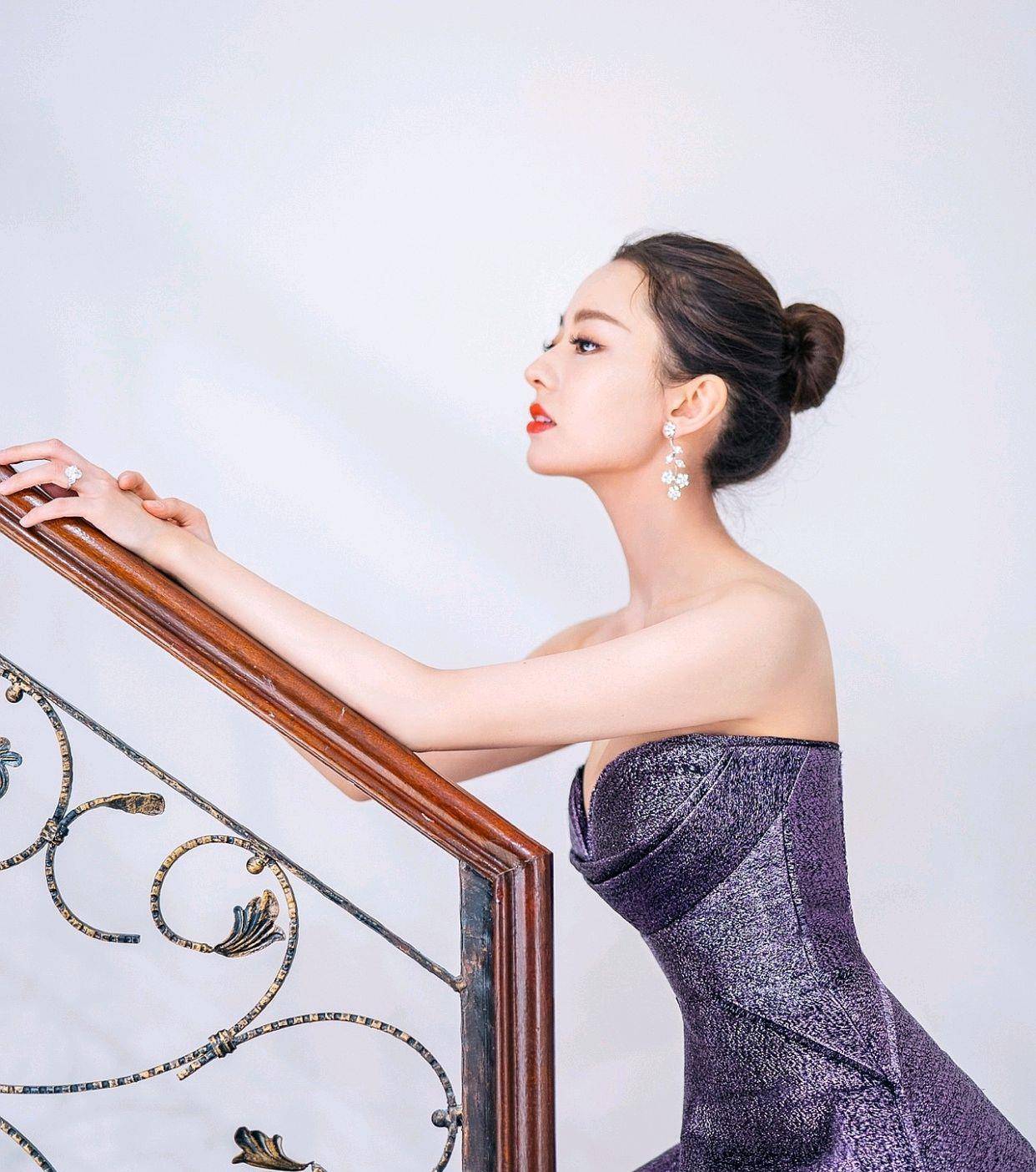 原创吉娜身材好就是任性身穿紫色抹胸夜光连衣裙魅力四射