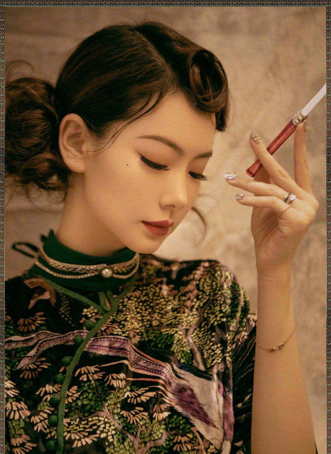 原创戚薇的穿搭造型太惊艳身穿复古旗袍搭配高跟鞋这气质绝了