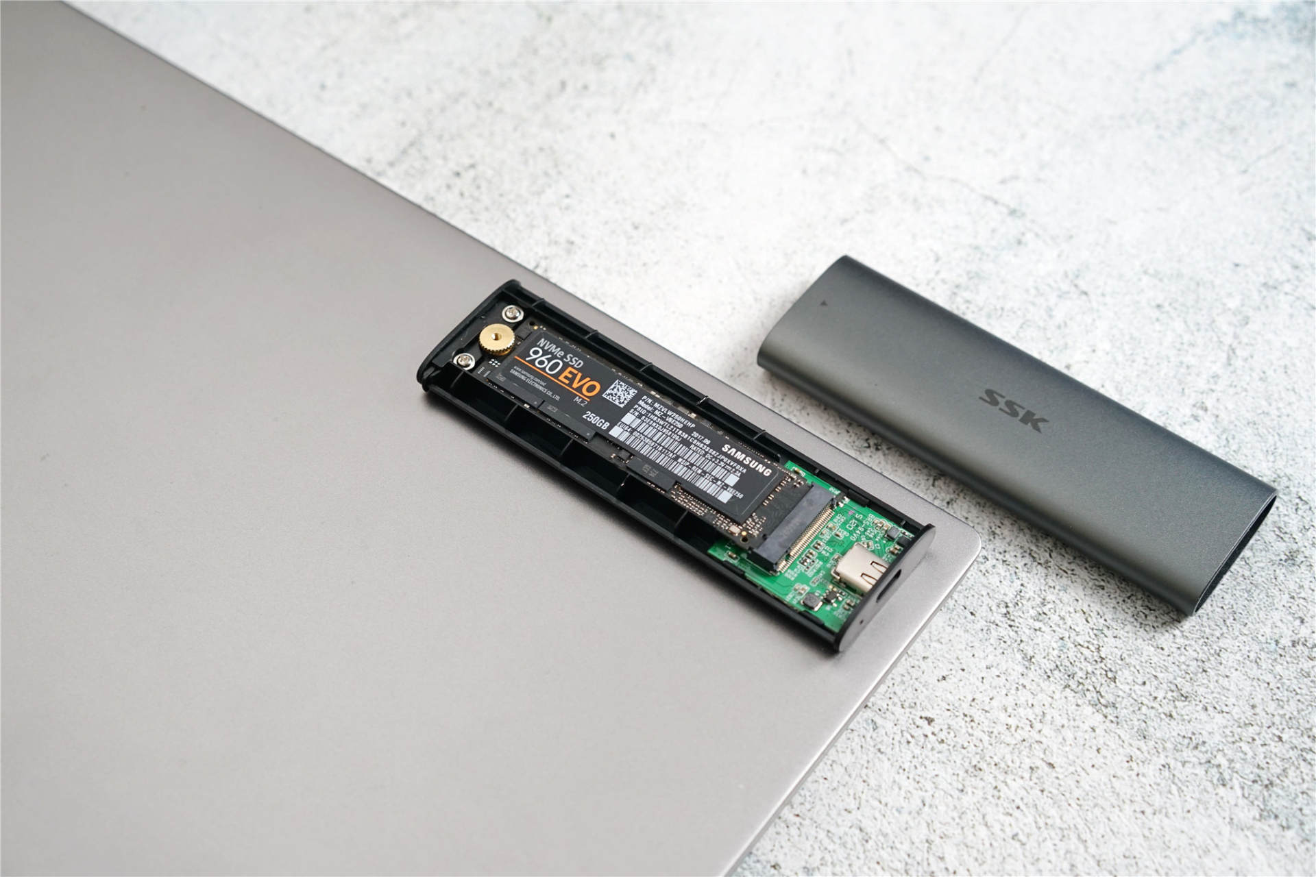 低成本固态移动硬盘解决方案ssk飚王shec326硬盘盒体验