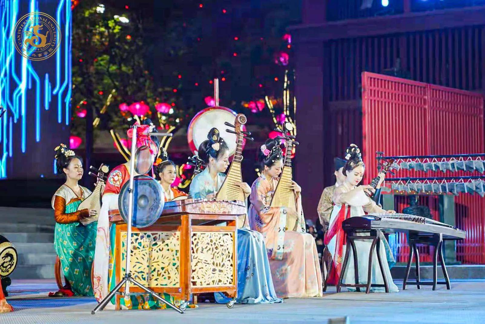 钟鸣鼓乐献礼建党百年西安外事古乐团出彩亮相大唐不夜城