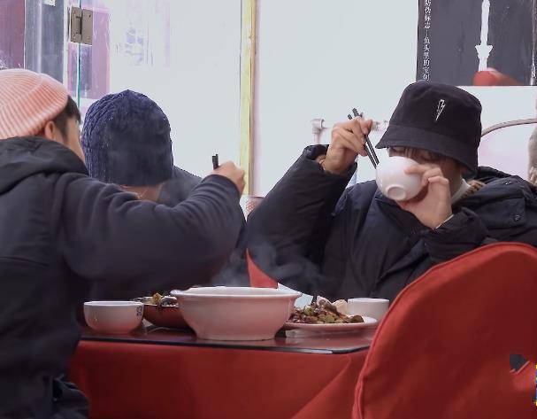 王俊凯在小县城喝汤，意外带火了“拿碗姿势”，普通人不敢模仿