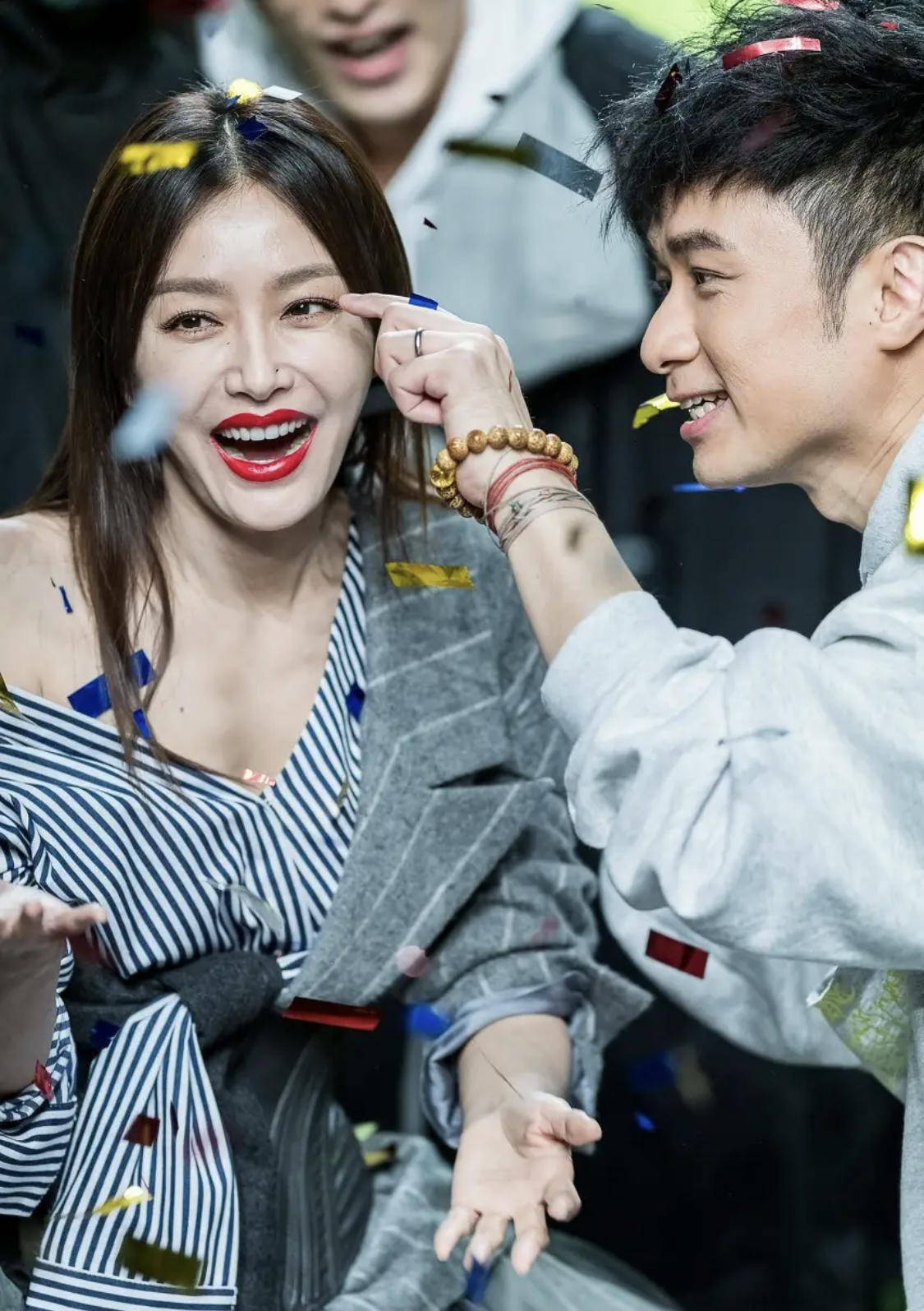 原创秦岚助阵古巨基跨界走秀,穿拼接服装大秀身材,气场不输专业模特