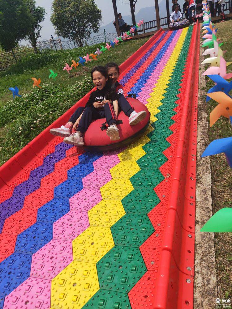 抵达乐优滑草场,映入眼帘的是一片片彩色滑道,接下去同学们将要坐在