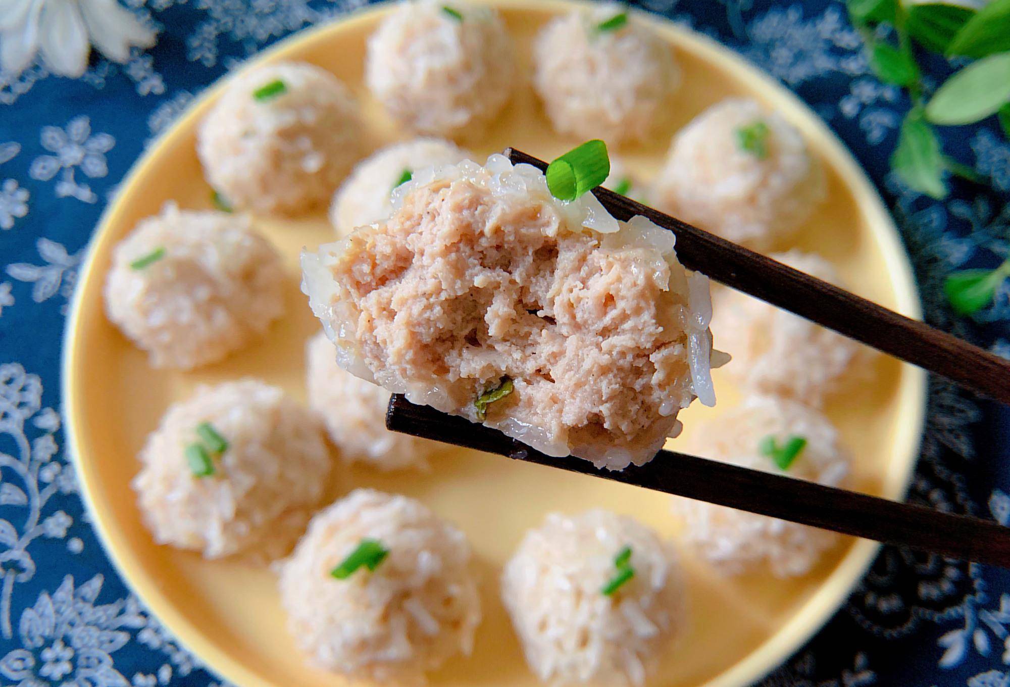 豆腐新吃法,加上肉末,上锅一蒸,鲜香软糯又营养,上桌就光盘!_丸子