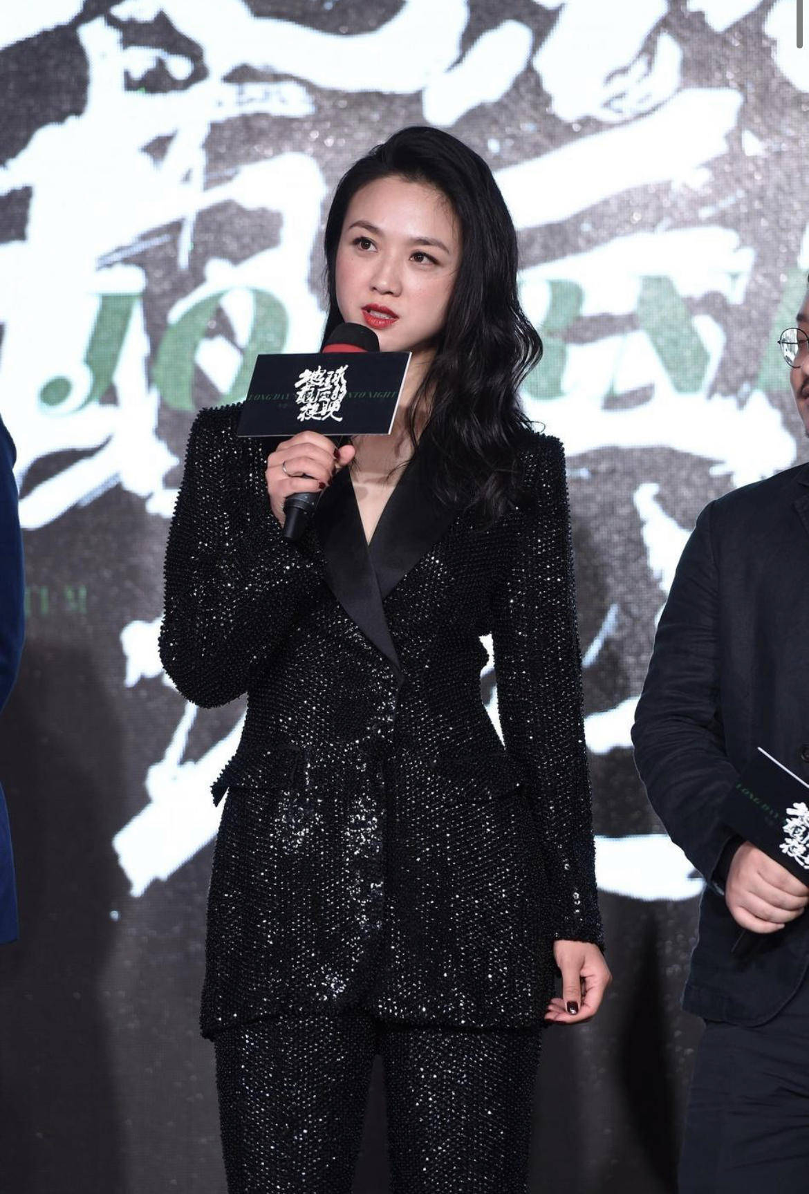 汤唯气质和身材绝了穿深蓝色吊带连衣裙开叉那么高也不怕走光