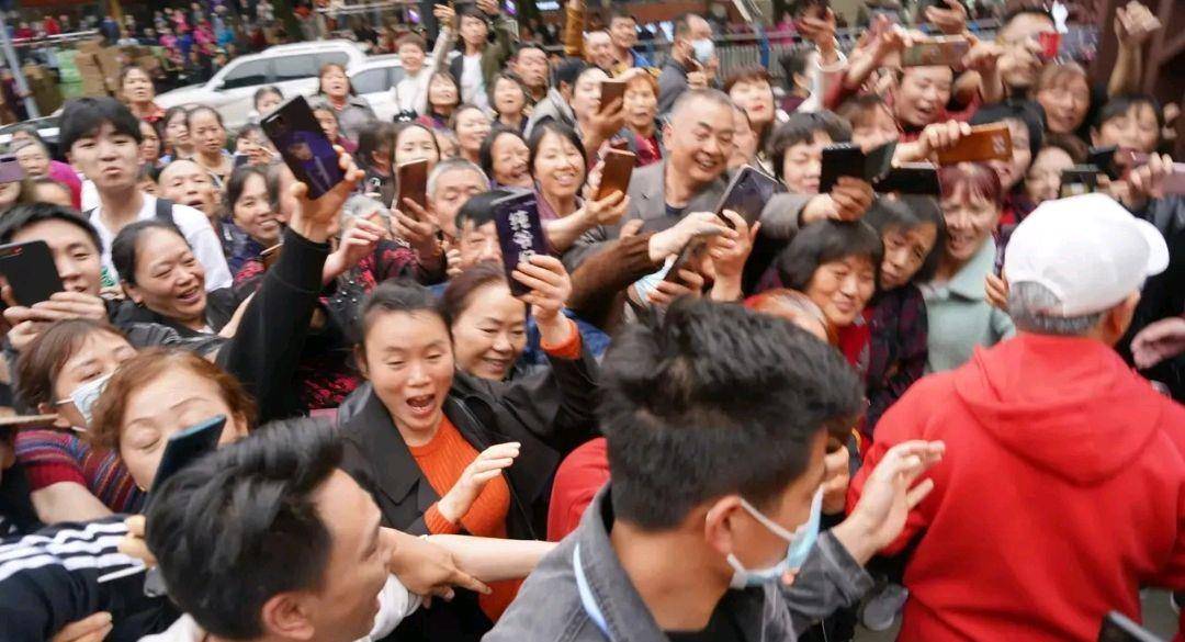 66岁刘晓庆重回故里，现场人山人海争相拍照，人气堪比顶流明星