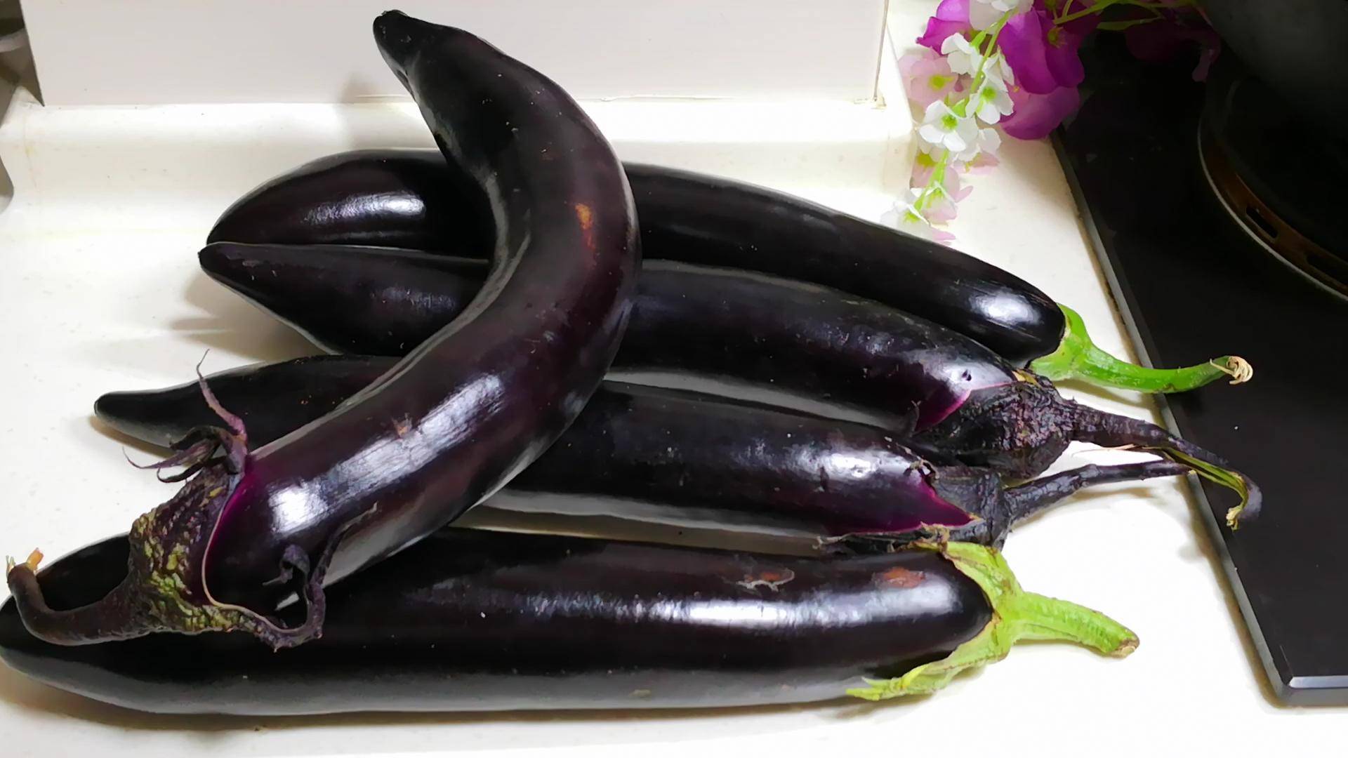 打了激素的茄子如何分辨 菜农 教你2招 以后别再买错了 花萼