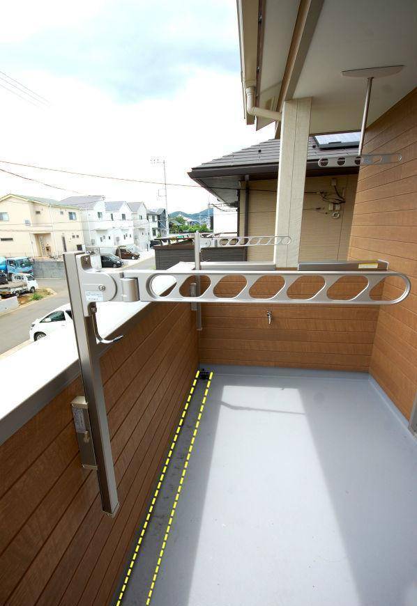 很多人不知道日本的阳台不能封，地面要下沉5公分，靠凹槽排水