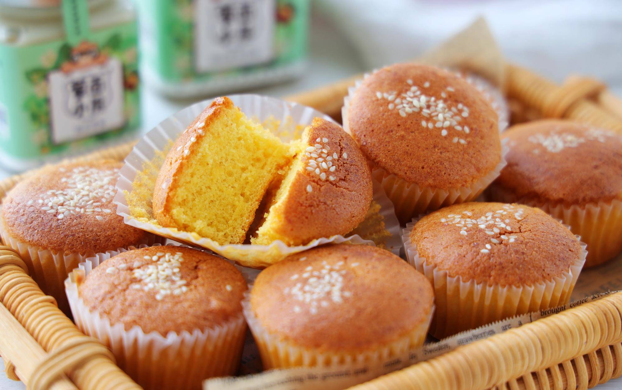 9,脆皮蜂蜜小蛋糕就做好了,又香又好吃,尤其是加了这个蜂蜜,超级的香