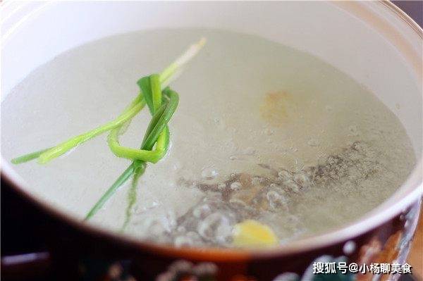 准备一锅水,放入葱姜料酒后煮开3.
