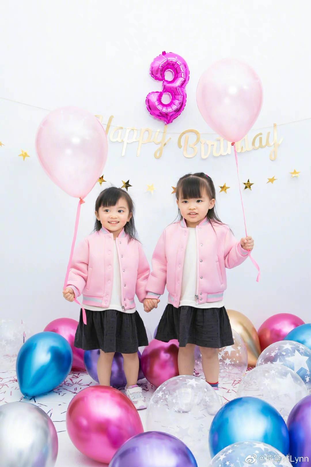 熊黛林为双胞胎女儿庆生,俩豪门小公主亲亲超有爱,越长大越不像