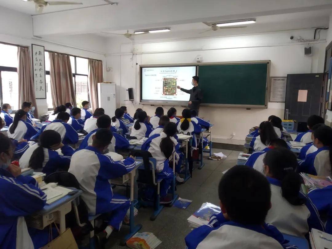 自从人工智能课程走进塘栖三中,不仅锻炼了学生的动手能力,更为重要的