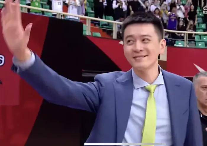 杨鸣被曝出轨后首次亮相赛场,现场指挥激动,戴绿色领带被调侃