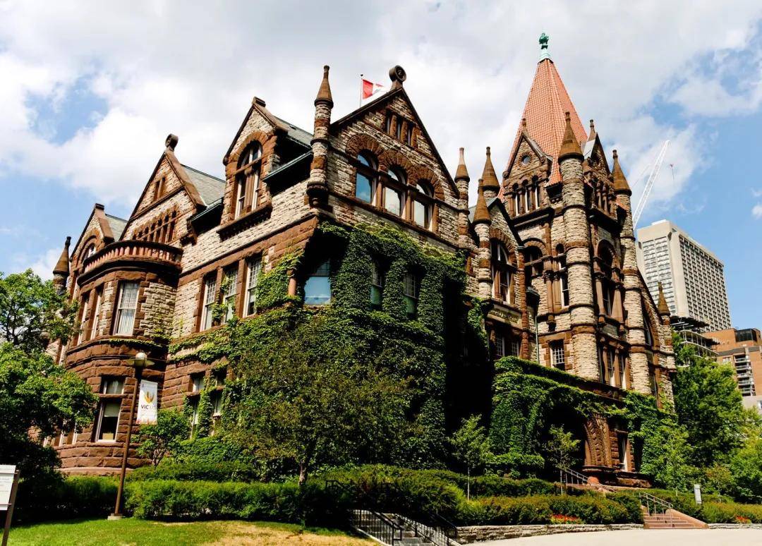 是英国殖民时代在上加拿大最早建立的高等学府,名为"国王学院"