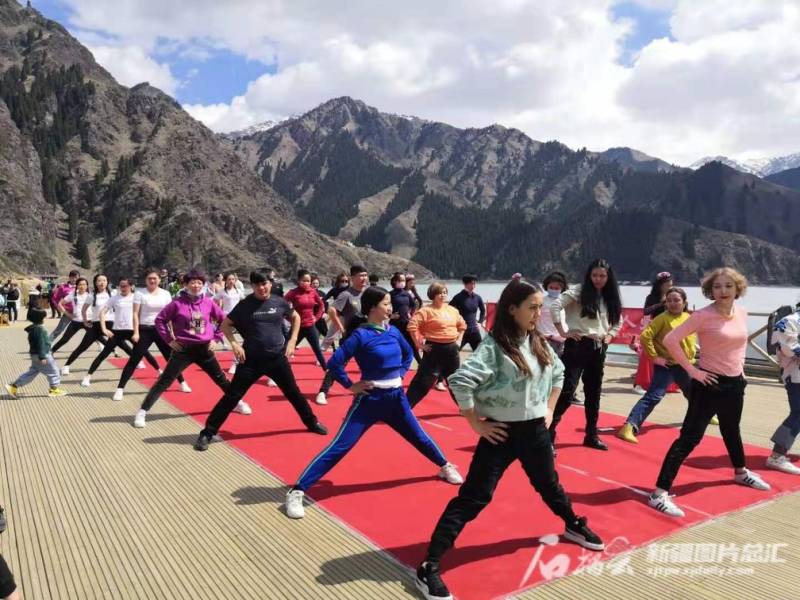 海拔1910米高山湖畔练瑜伽 天山天池迎来百人瑜伽团