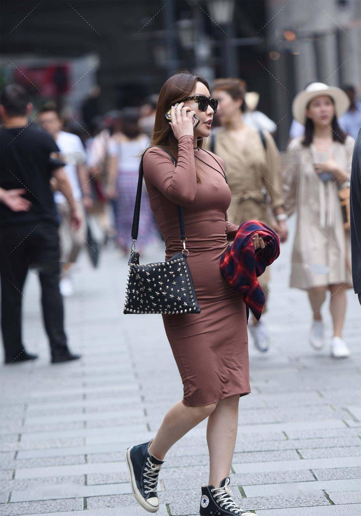 深色连衣裙展现温柔时尚休闲随意