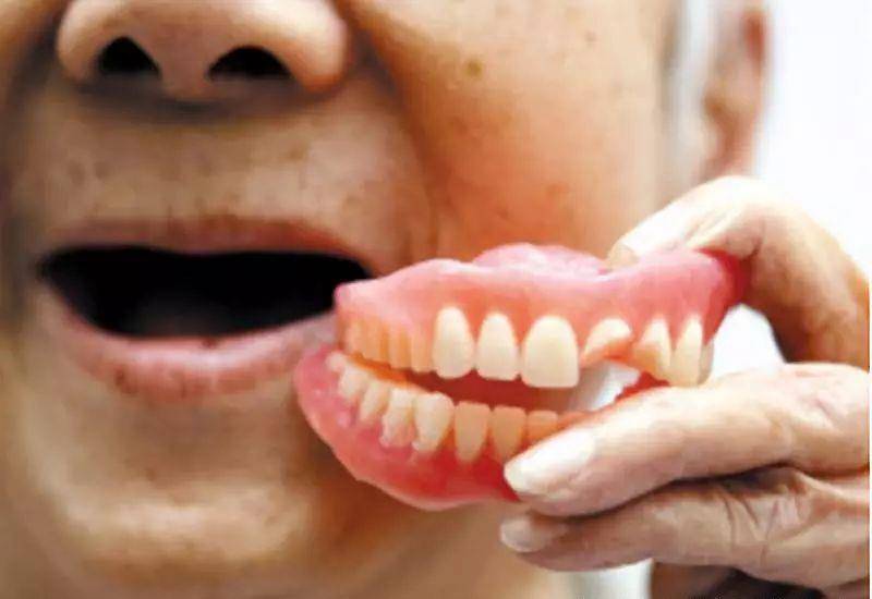 梦境解析,女人梦见上面牙齿掉了两个,特别是门牙边的牙齿,意味着什么? 梦境解析,女人梦见上面牙齿掉了两个,特别是门牙边的牙齿,意味着什么?