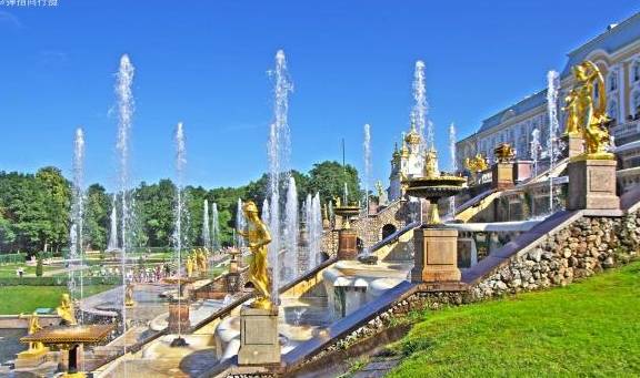 俄罗斯最美的皇宫，连户外雕塑都是镀金的，堪比“人间天堂”
