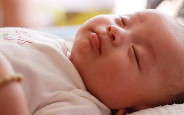 婴儿一般几个月开始抬腿 03800c7b984044f9b6ab583480a2a23c.jpeg