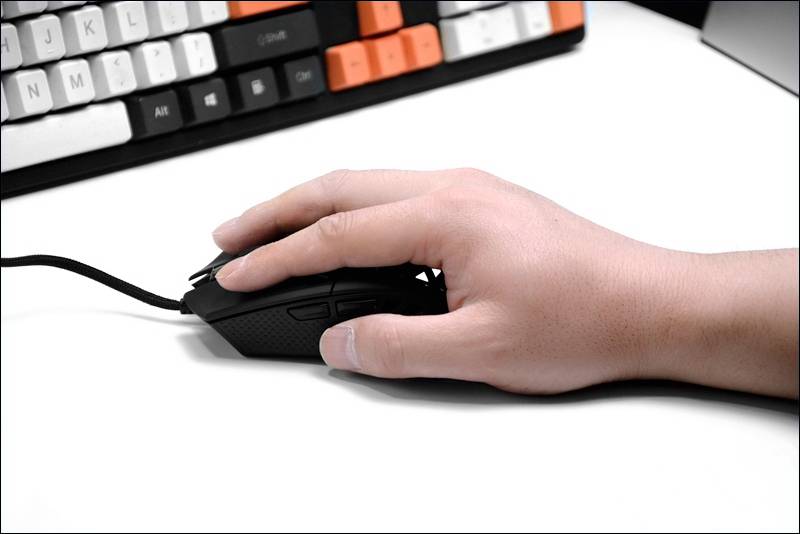 将北京鸟巢元素融入鼠标，这款轻量化设计的洞洞鼠有点不一样