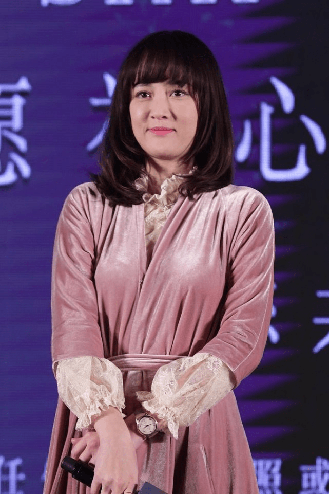 原创陈乔恩长胖点还挺有福气相的虽然穿的像浴袍但却很有少女心